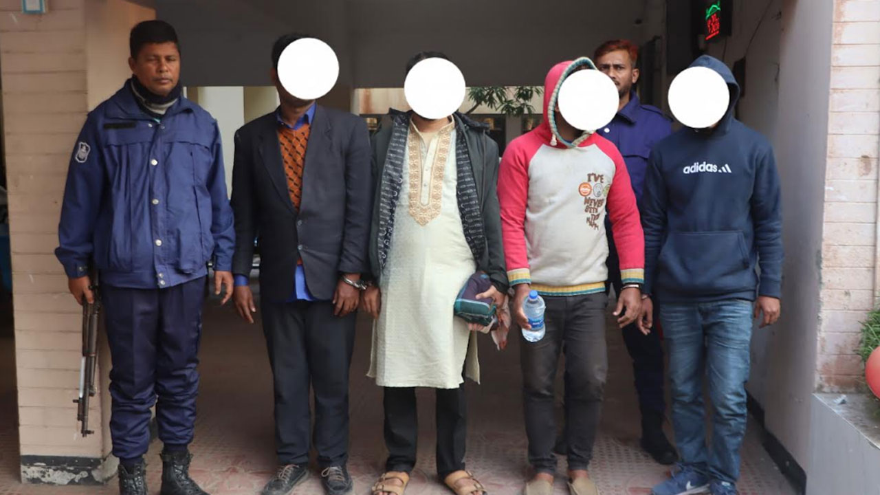 ভোলায় প্রাথমিক শিক্ষক নিয়োগ পরীক্ষায় জালিয়াতি, আটক ২১