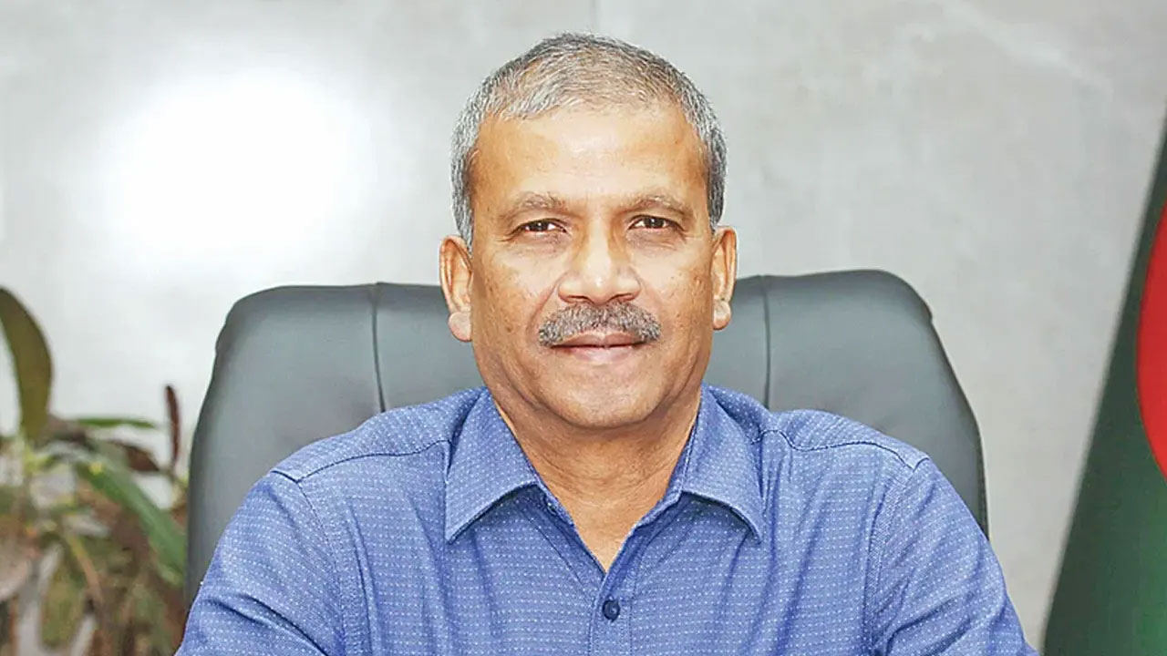 সবার উচিত অন্যের দোষ না খুঁজে আত্মসমালোচনা করা