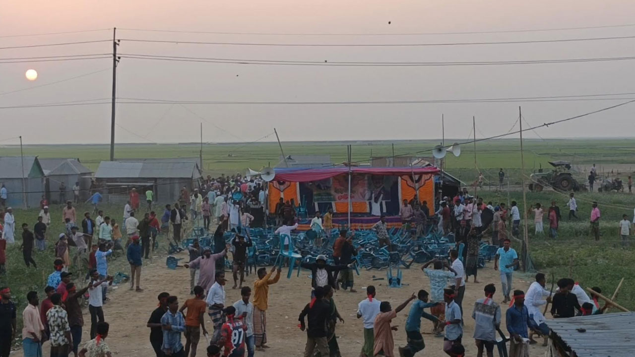 বিএনপির নির্বাচনী জনসভায় চেয়ার দখল নিয়ে সংঘর্ষ, আহত ২০