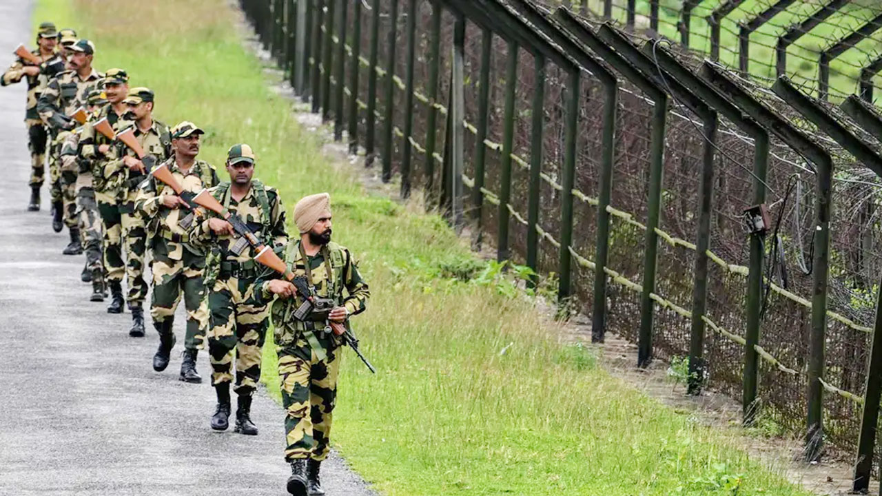 বাংলাদেশ সীমান্তে কাঁটাতার বসাতে পশ্চিমবঙ্গকে সময় বেঁধে দিলেন হাইকোর্ট