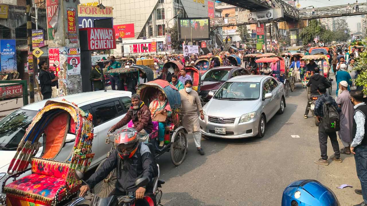 নিউমার্কেট এলাকায় যান চলাচল শুরু