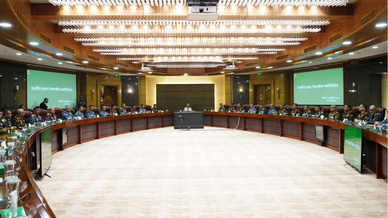 সশস্ত্র বাহিনীর ঊর্ধ্বতন কর্মকর্তাদের সঙ্গে প্রধান উপদেষ্টার মতবিনিময়