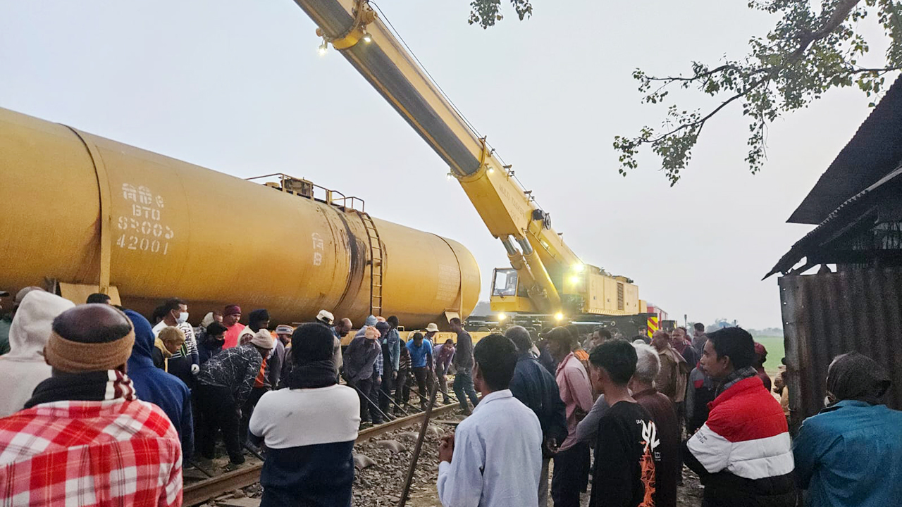 সাড়ে ৭ ঘণ্টা পর রহনপুর-রাজশাহী রুটে ট্রেন চলাচল স্বাভাবিক