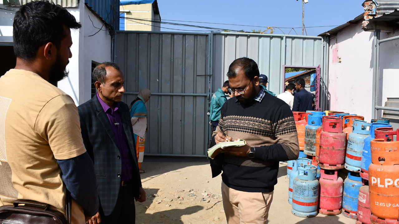 চট্টগ্রামে সিলিন্ডার গ্যাস বিক্রিসহ নানা অনিয়ম, জরিমানা ৫৩ হাজার