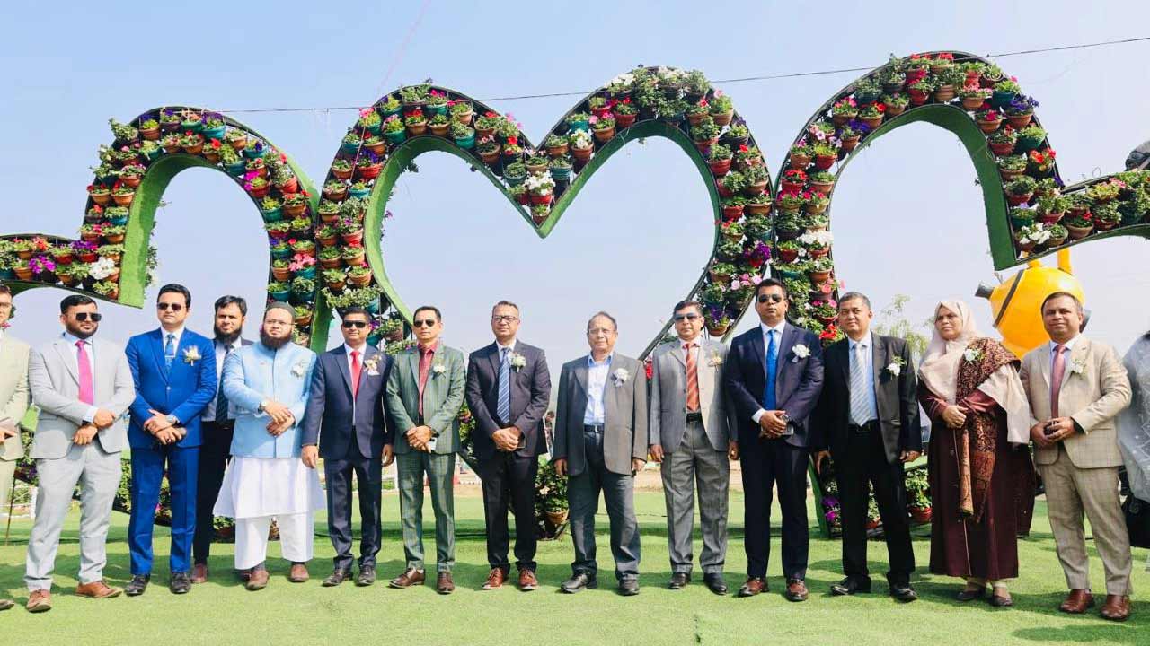 চট্টগ্রামের ডিসি পার্কে শুরু ফুল উৎসব, চলবে এক মাস