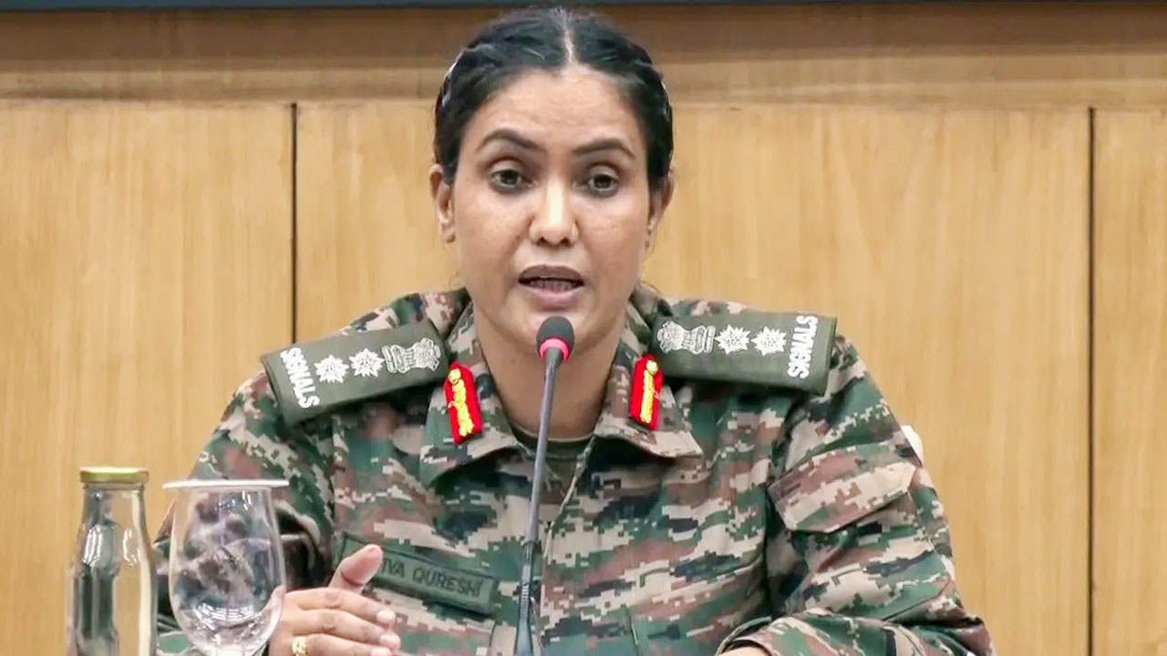 অপারেশন সিঁদুরে নেতৃত্ব দেওয়া কর্নেল সোফিয়াকে রাষ্ট্রপতি পদক দিচ্ছে ভারত