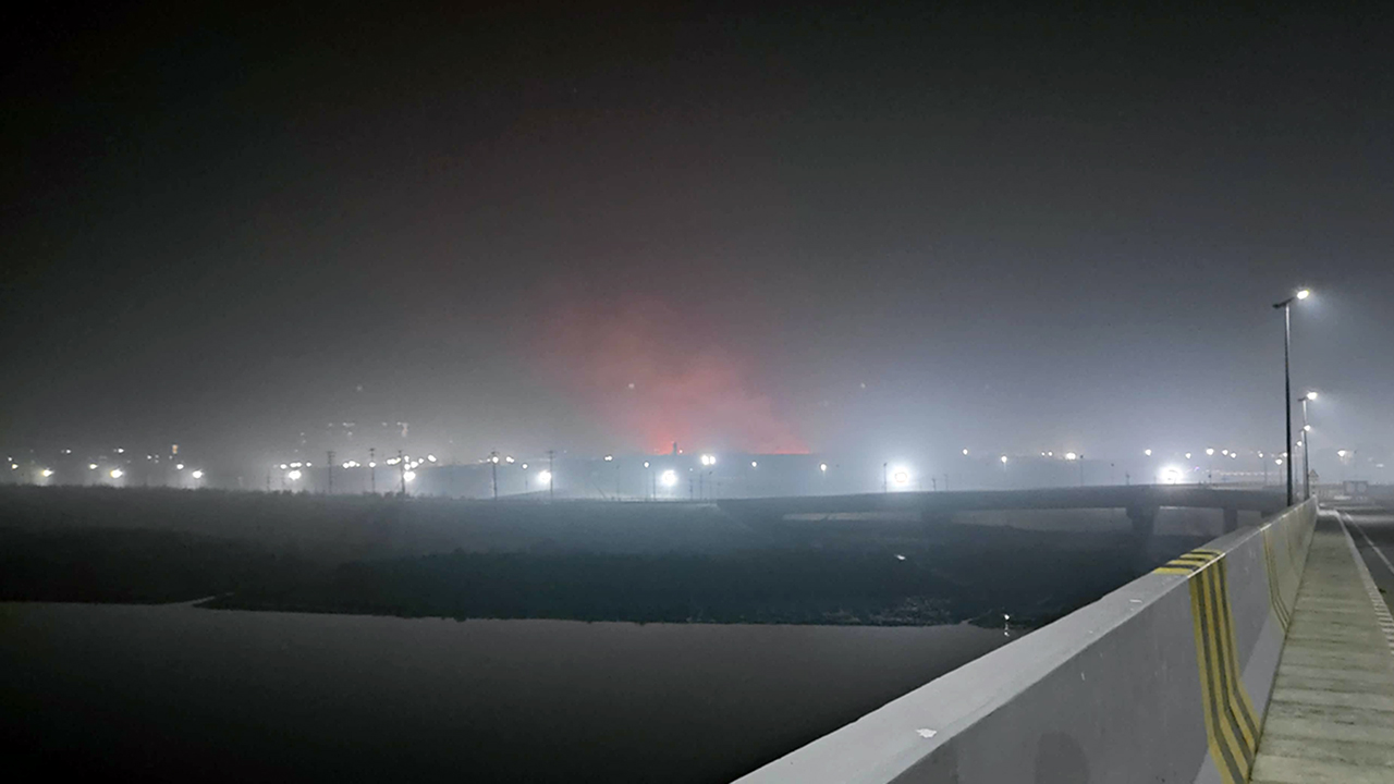 আড়াইঘণ্টা পর নিয়ন্ত্রণে মাতারবাড়ি বিদ্যুৎকেন্দ্রের আগুন