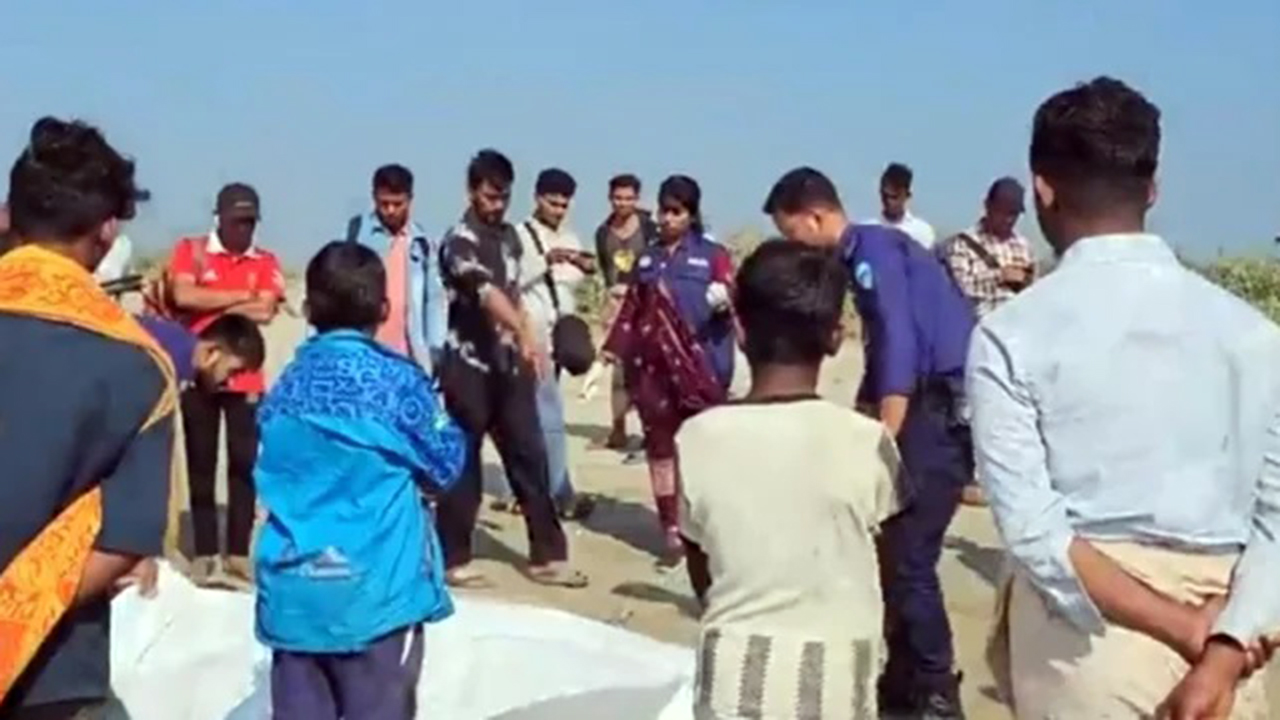 টেকনাফ সৈকতে ভেসে এলো কন্যাশিশুর মরদেহ