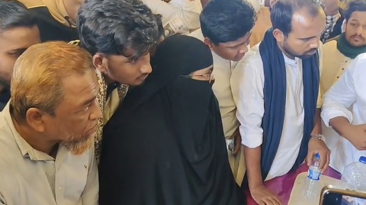 চট্টগ্রাম-৮ আসনে উন্মুক্ত নির্বাচনের দাবি শহীদ ওমরের মায়ের