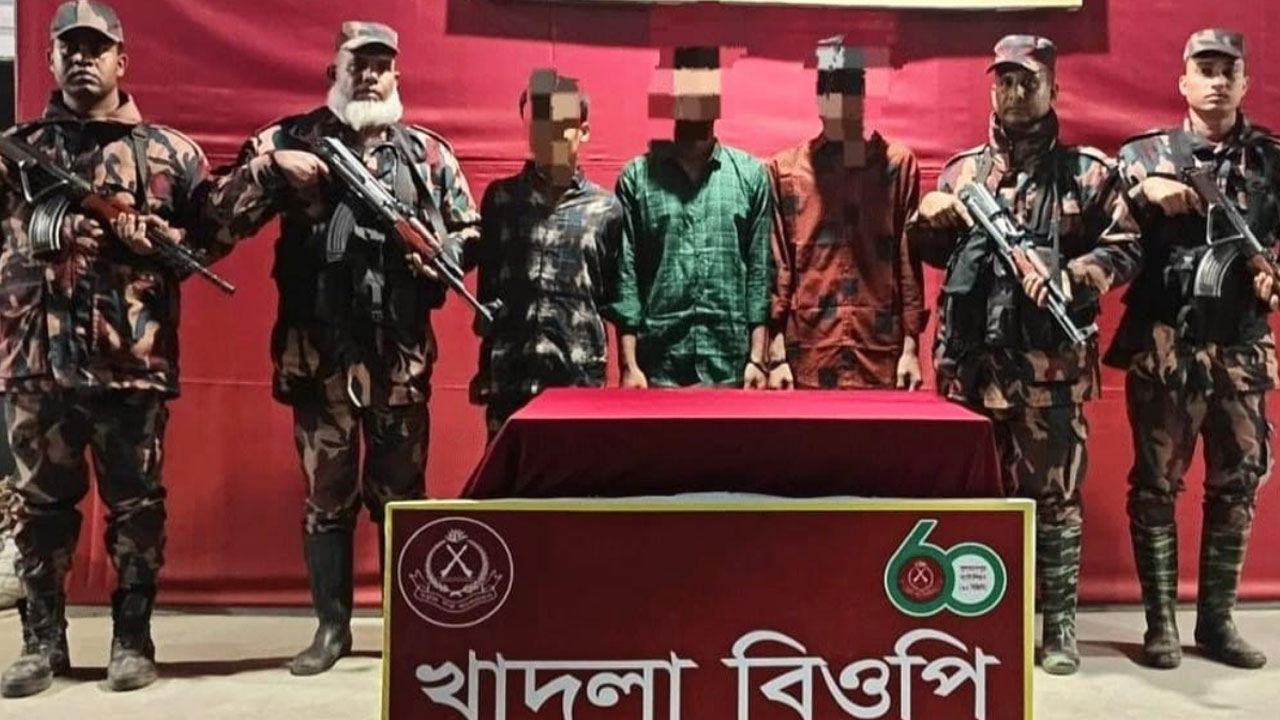 ভারতে অনুপ্রবেশের সময় হত্যা মামলার তিন আসামি গ্রেপ্তার