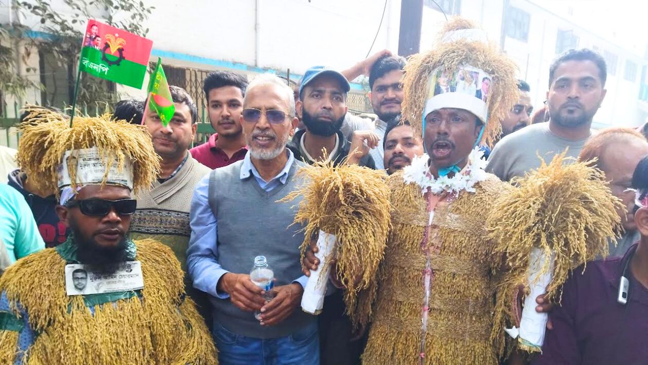 শরীরজুড়ে পাকা ধান, তারেক রহমানের সমাবেশে নজর কাড়লেন দলের ২ কর্মী