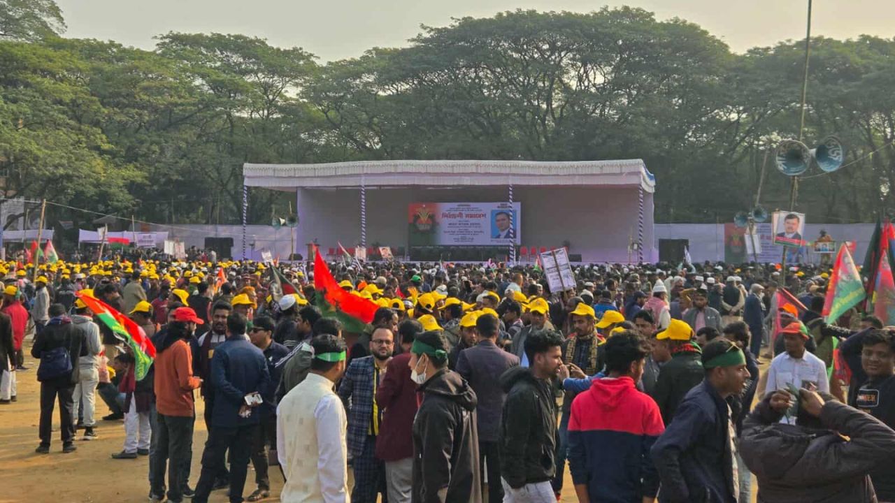 ‘এই মাঠে মাকে দেখছি দুইবার, এবার পুতরে দেখুম’