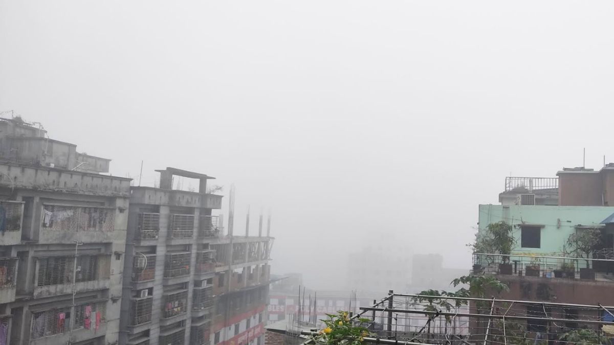 ঢাকা জুড়ে কুয়াশার দাপট, বেলা বাড়লেও সূর্যের দেখা নেই
