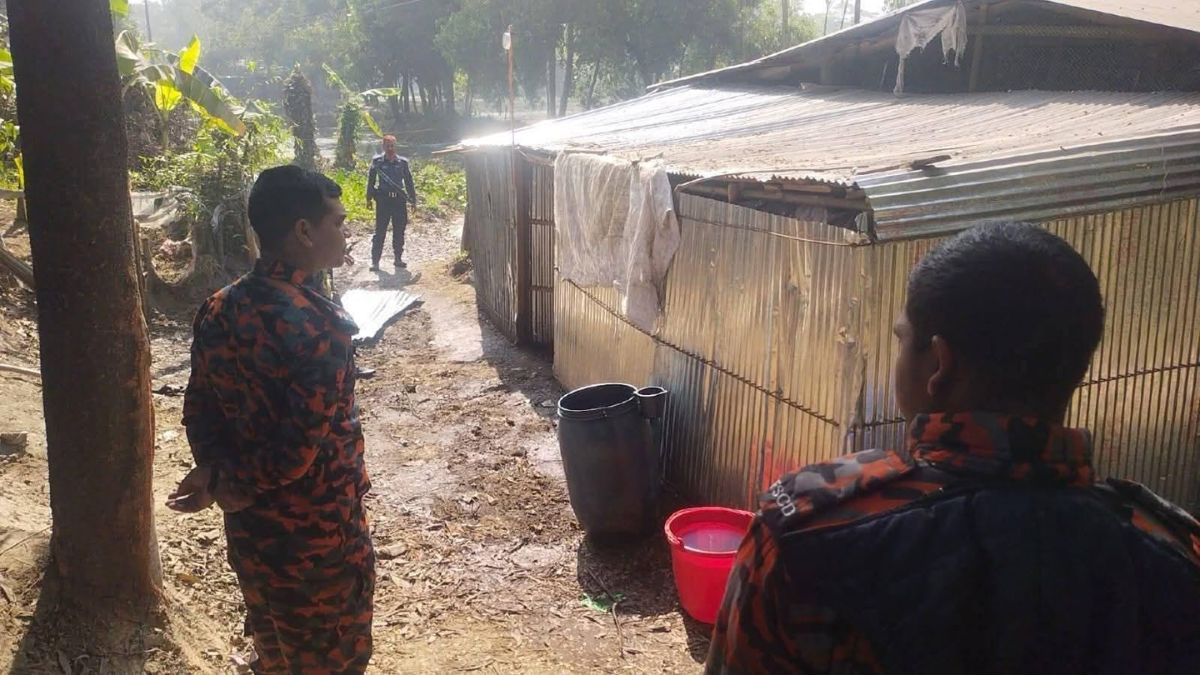 মীরসরাইয়ে পাইপলাইনের ওপর ঘর তুলে বিপিসির তেল চুরি, আটক ১