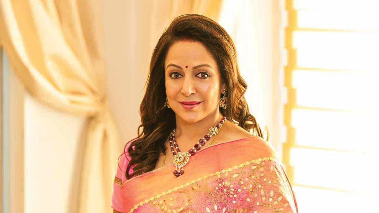 নেটিজেনদের কটাক্ষের শিকার হেমা মালিনী