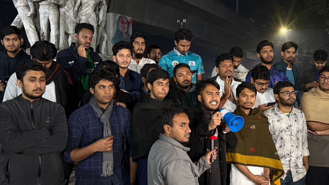 ঢাবি ক্যাম্পাসে চাঁদাবাজির প্রতিবাদে মধ্যরাতে বিক্ষোভ