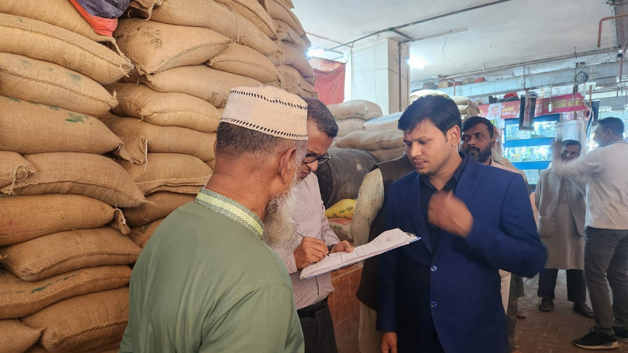 আশুলিয়ায় সরকারি চাল ও আটা বিক্রি, দুই দোকানিকে জরিমানা