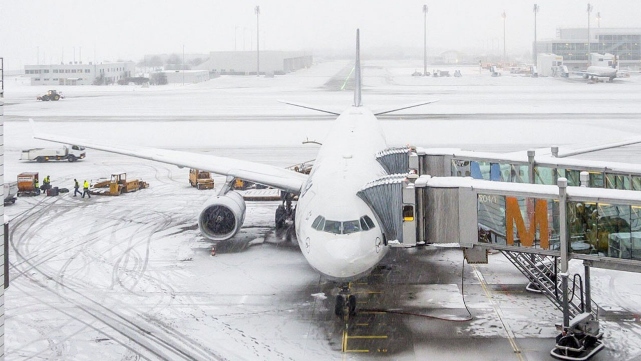 ইউরোপে ব্যাপক তুষারপাতে ৬ মৃত্যু, শত শত ফ্লাইট বাতিল