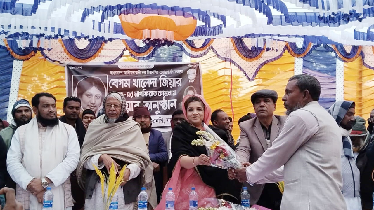 শামা ওবায়েদের হাতে ফুল দিয়ে বিএনপিতে যোগ দিলেন আ.লীগের ৫ নেতা