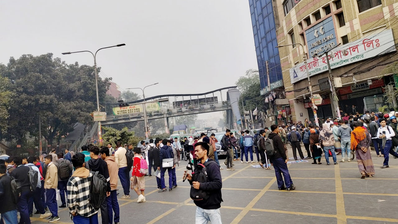 সাকিবুল হত্যার বিচার দাবিতে ফার্মগেট অবরোধ, যান চলাচল বন্ধ