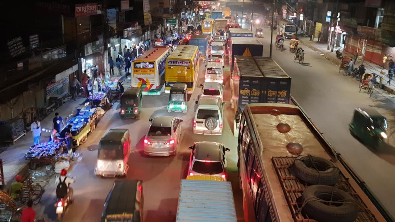 বাড্ডায় দুই বাসের চাপায় প্রাণ গেল ব্যাংক কর্মচারীর