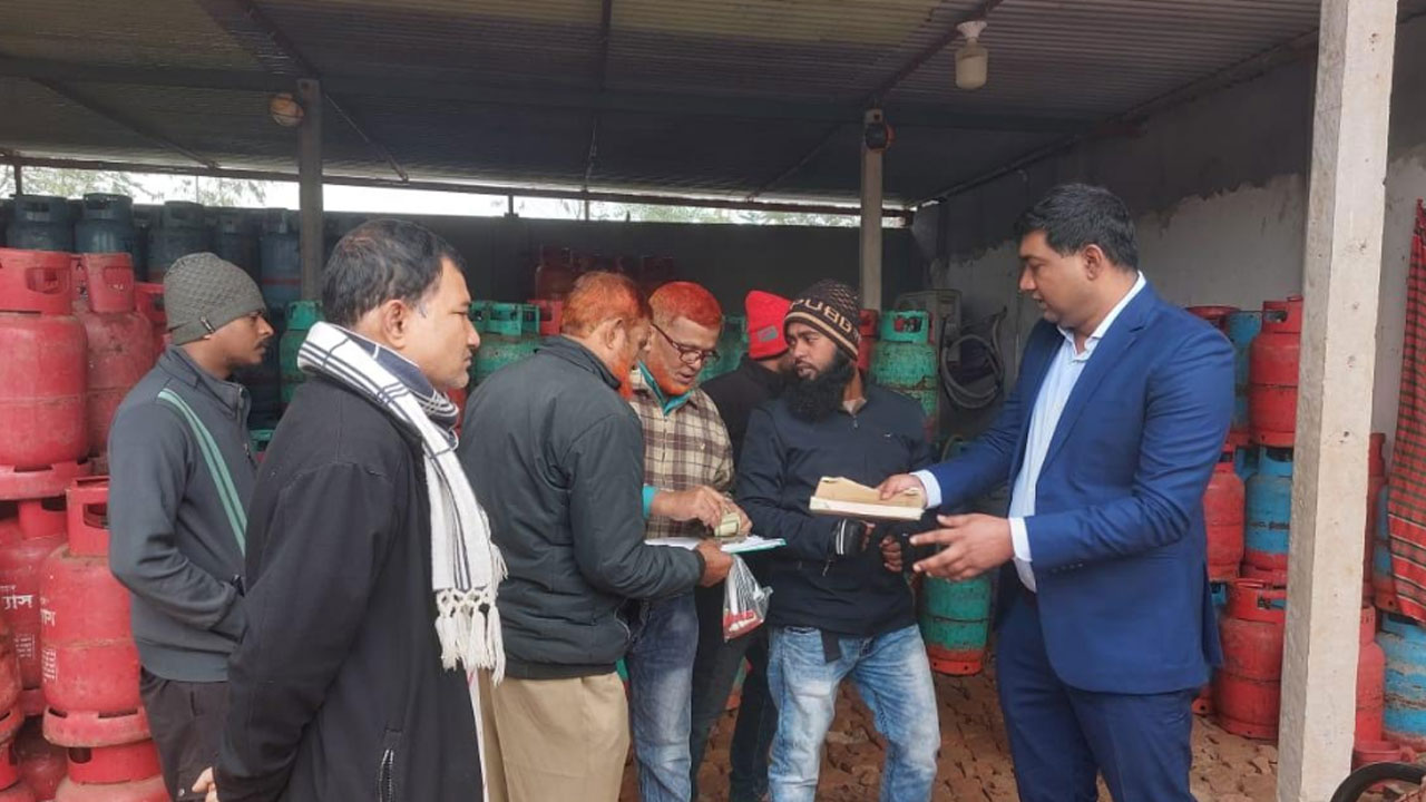 বেশি দামে গ্যাস সিলিন্ডার বিক্রি, তিন ব্যবসায়ীকে ২ লাখ টাকা জরিমানা
