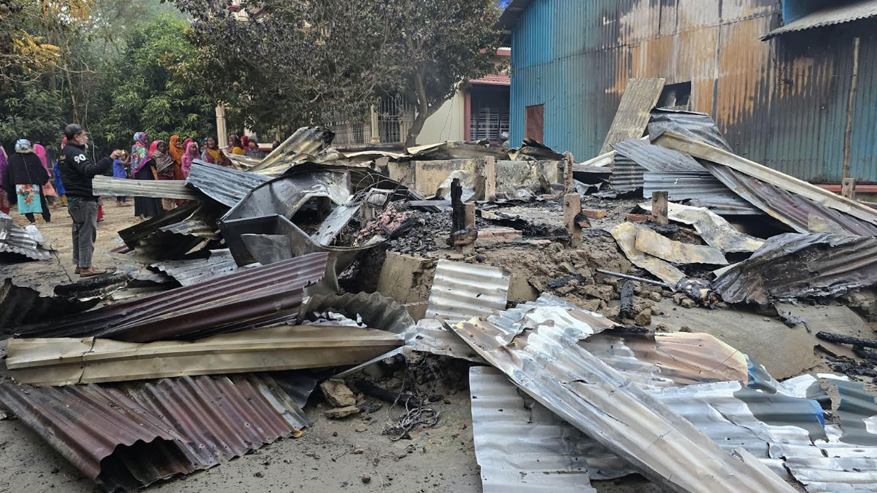 মাদারীপুরে দুই পক্ষের সংঘর্ষে আহত ৫, অগ্নিসংযোগে ১৩ বসতঘর পুড়ে ছাই