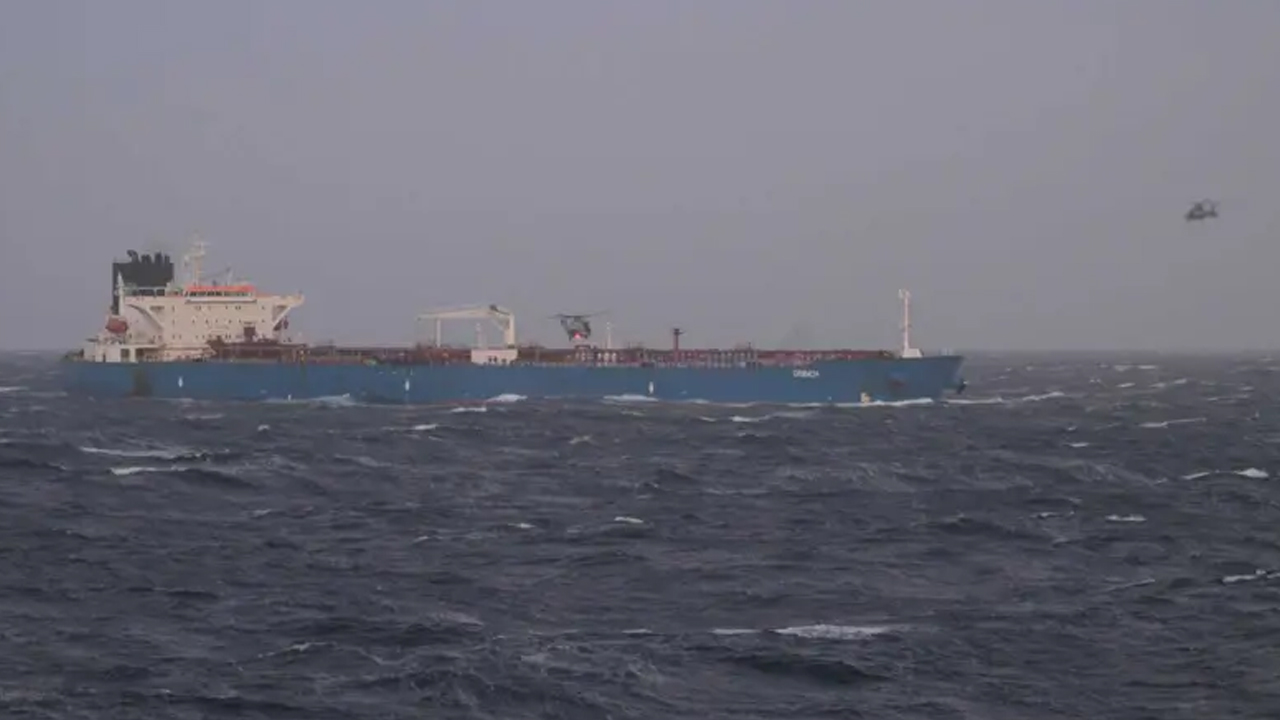 রাশিয়া থেকে আসা ট্যাংকার জাহাজ জব্দ করল ফ্রান্স