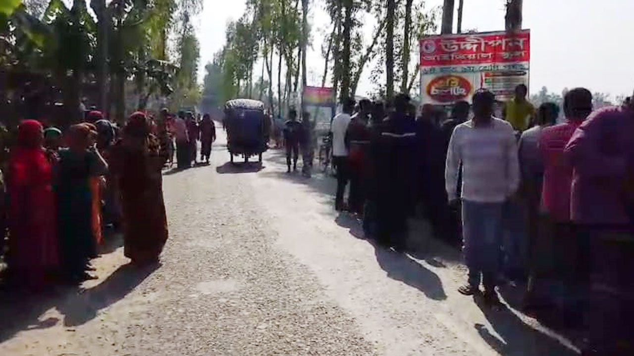 ছেলের বিয়ের দাওয়াত দিতে গিয়ে ট্রাক্টরের ধাক্কায় প্রাণ গেল বাবার