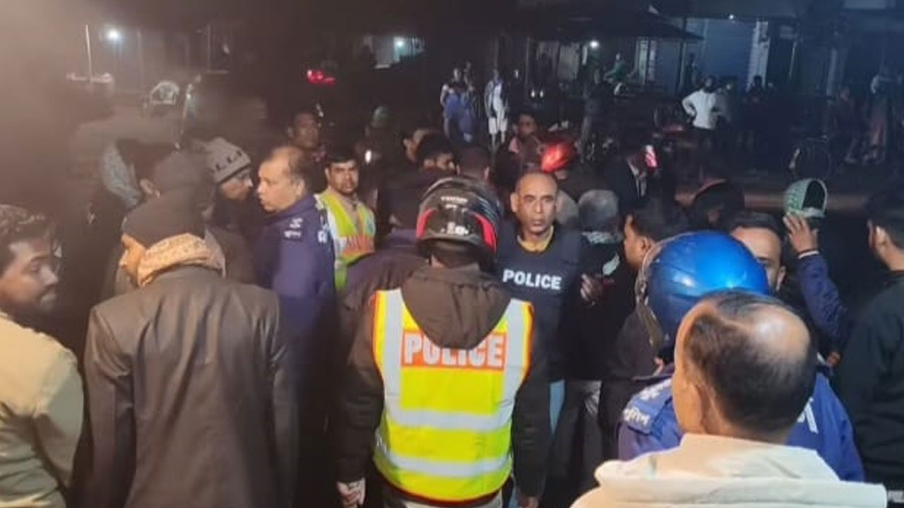 গাইবান্ধায় আ.লীগ নেতাকে গ্রেপ্তার করতে গিয়ে হামলার শিকার পুলিশ, আহত ৩