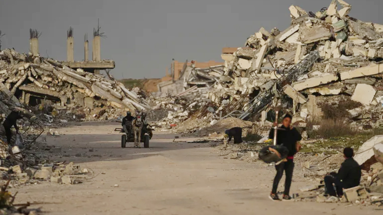 গাজায় ব্যাপক হামলা চালাচ্ছে ইসরায়েল