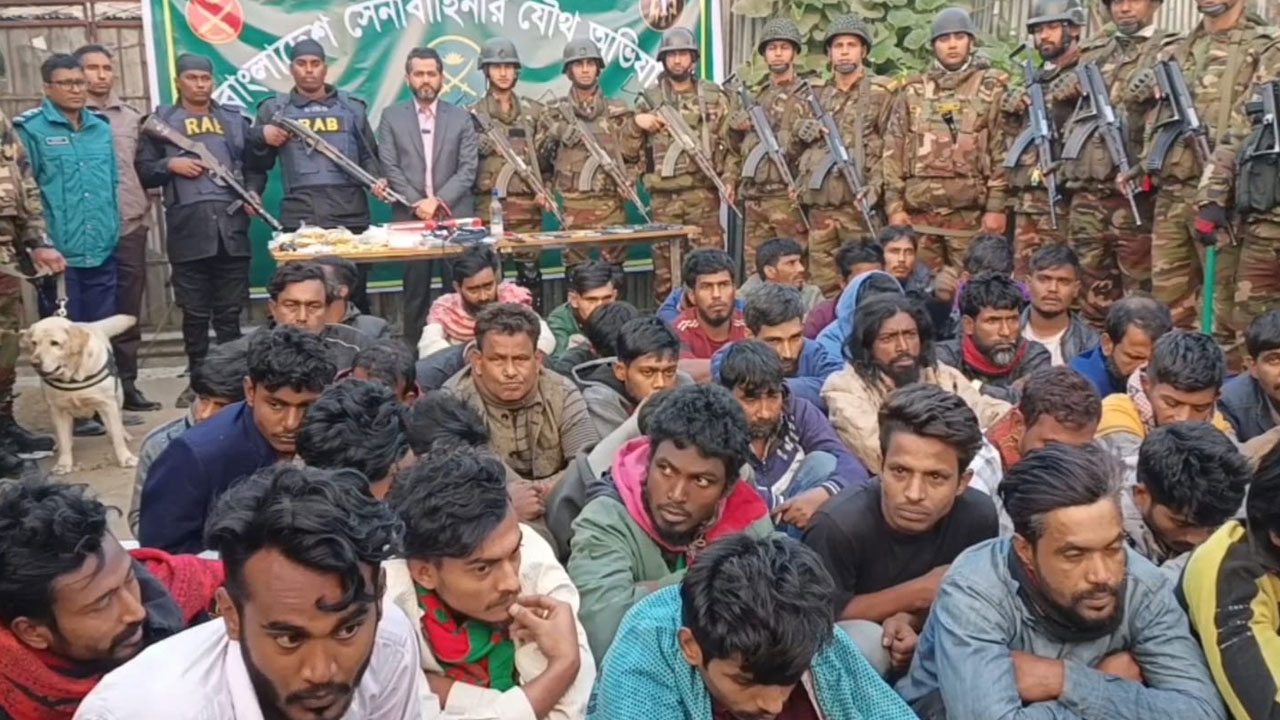 টঙ্গীর দুই বস্তিতে অভিযান, অস্ত্র ও মাদকসহ গ্রেপ্তার ৩৫