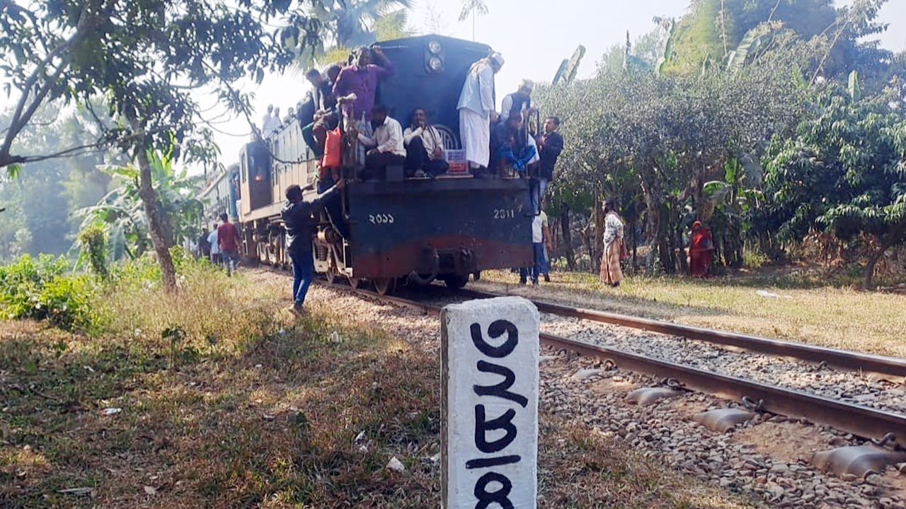 শ্রীপুরে যান্ত্রিক ত্রুটির কবলে মহুয়া এক্সপ্রেস, একাধিক শিডিউল বিপর্যয়