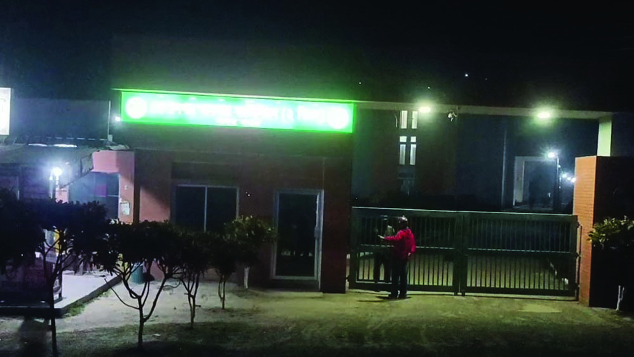 গোপালগঞ্জে আনসার ক্যাম্পে ককটেল নিক্ষেপ