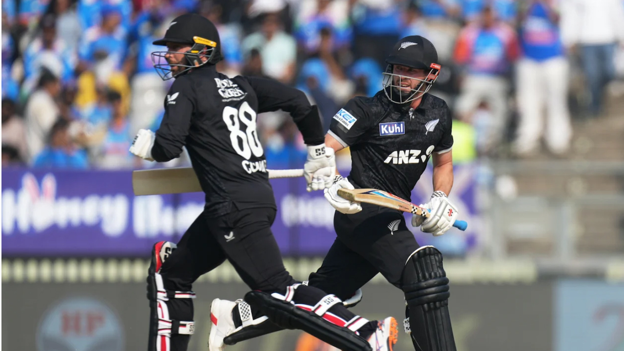 তিন ফিফটিতে নিউজিল্যান্ডের সংগ্রহ ৩০০ রান