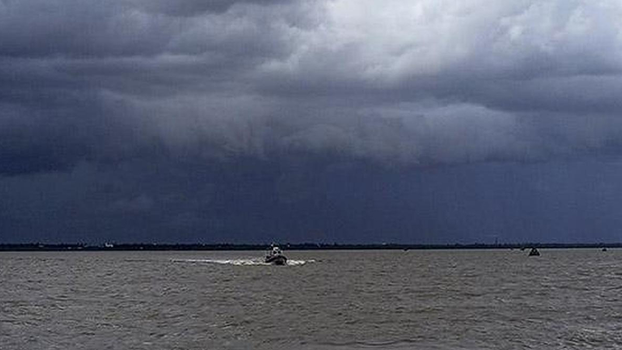 ভারতে ডুবে যাচ্ছে বাংলাদেশি জাহাজ, ১২ নাবিক উদ্ধার