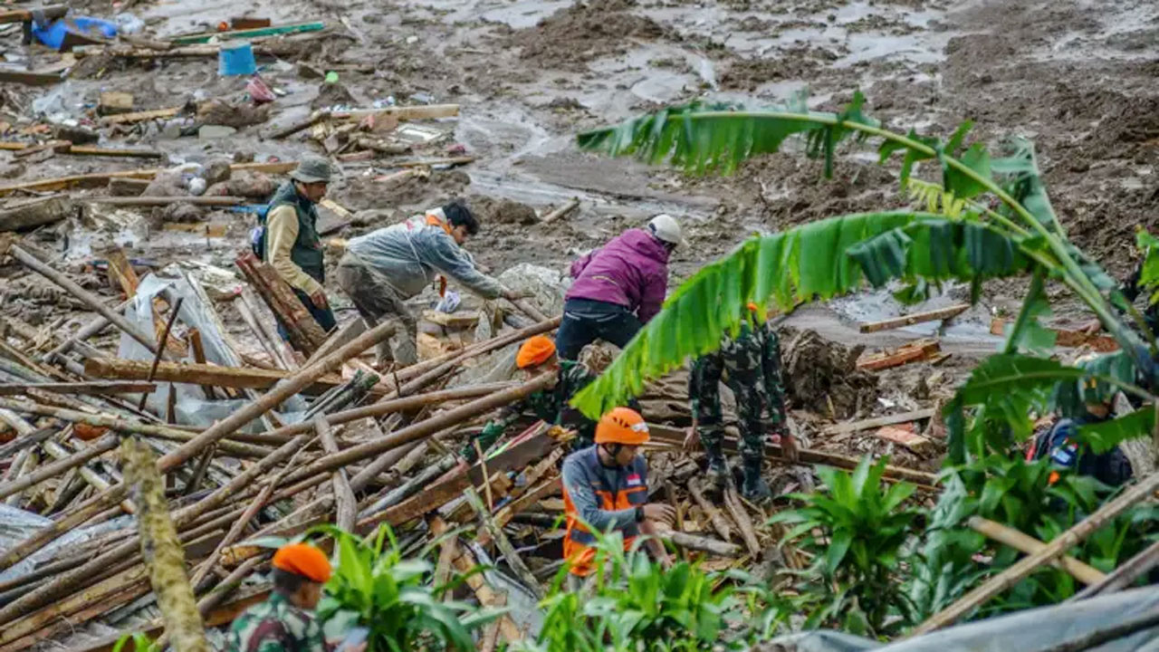 ইন্দোনেশিয়ায় ভূমিধসে মৃত ১০, নিখোঁজ ৮০