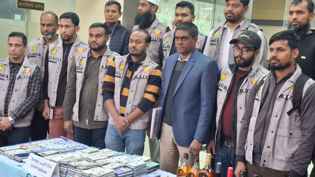 চীনা নাগরিকের হাত ধরে ঢাকায় অবৈধ আইফোন কারখানা
