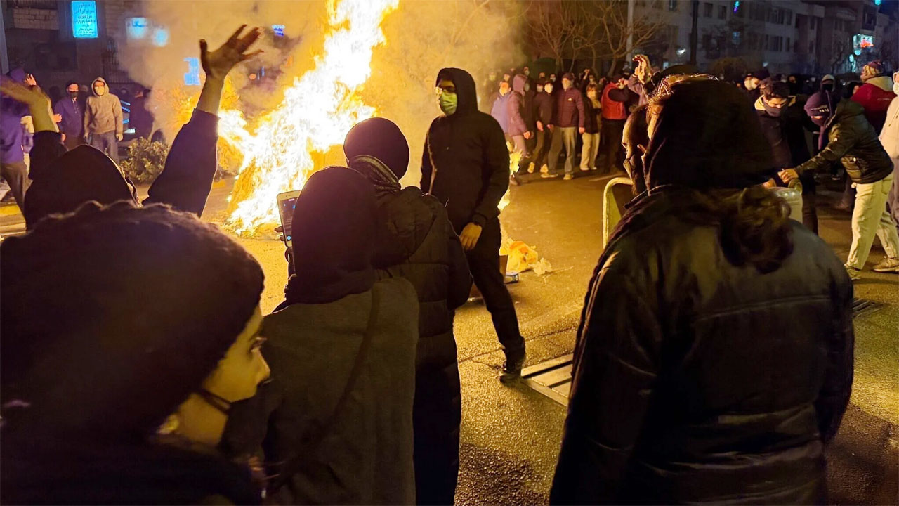 ইরানে বিক্ষোভকারীদের চোখ-মাথা লক্ষ্য করে গুলি করা হচ্ছে