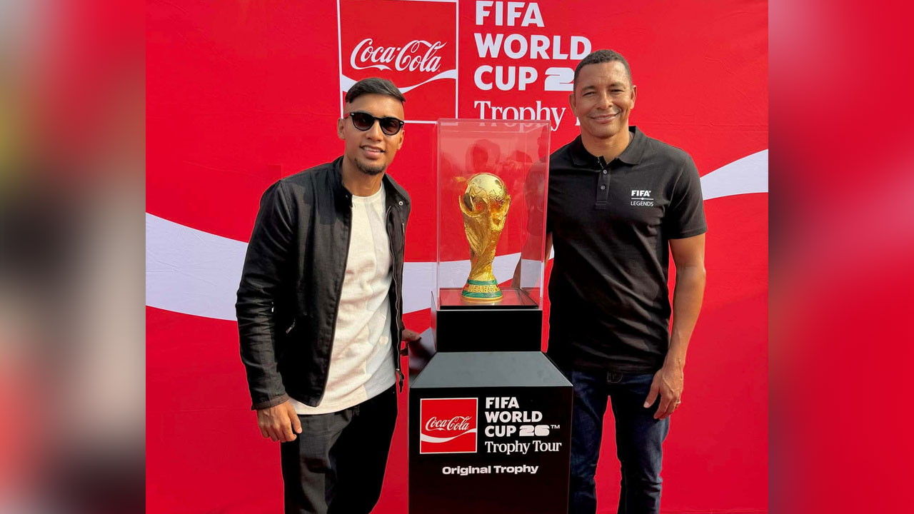 বিশ্বকাপ ফুটবল ট্রফি এখন ঢাকায়