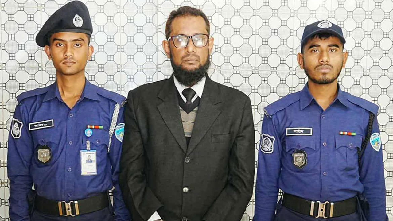 কুমিল্লায় বিদেশি পিস্তল-গুলিসহ জামায়াতপন্থী আইনজীবী আটক