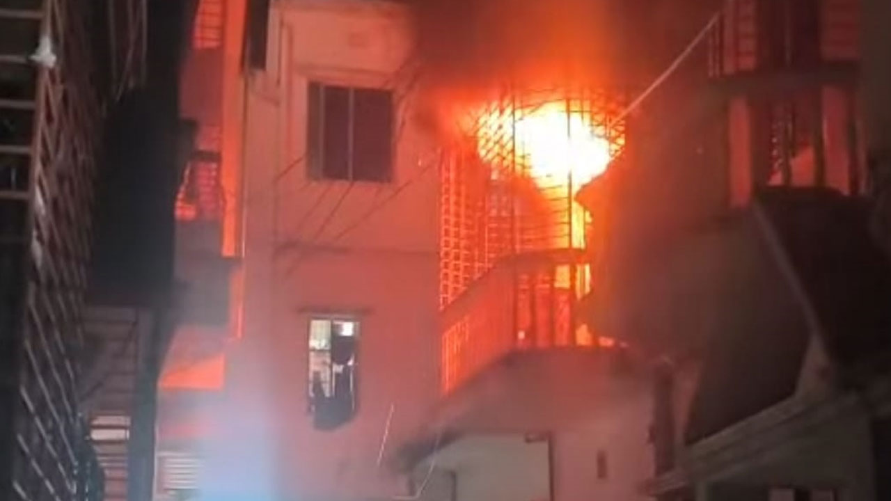 আগুনে জাবির দুই শিক্ষার্থীসহ দগ্ধ ৪