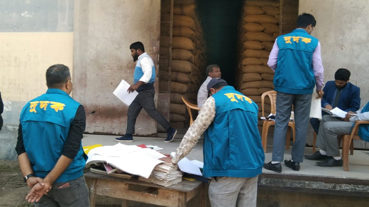 কুড়িগ্রাম খাদ্য গুদামে দুদকের অভিযান, ৫২১ টন ধান উধাও