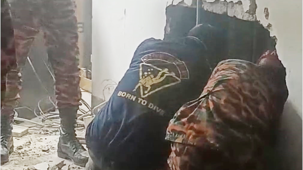 হোটেলের লিফটে বরসহ ১০ জন আটকা, দেয়াল ভেঙে উদ্ধার