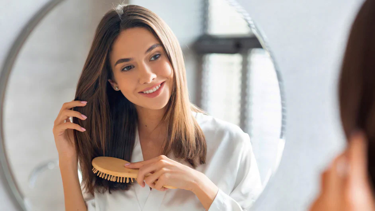 ঘন ও ঝলমলে চুল পেতে করণীয়