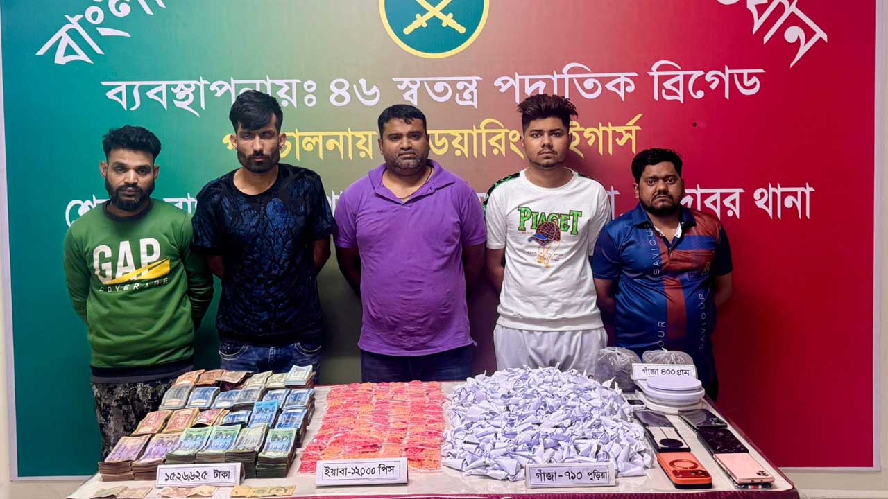 চুয়া সেলিম সিন্ডিকেটের চালান আটক, সেনাবাহিনীর হাতে গ্রেপ্তার ৫