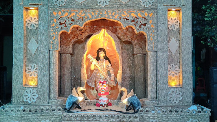 শঙ্খ-উলুধ্বনিতে মুখর মণ্ডপ, সরস্বতীপূজা আজ