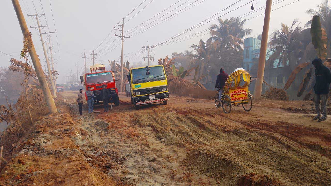 ৫৫ কোটি টাকার রাস্তা এখন ‘মরণফাঁদ’