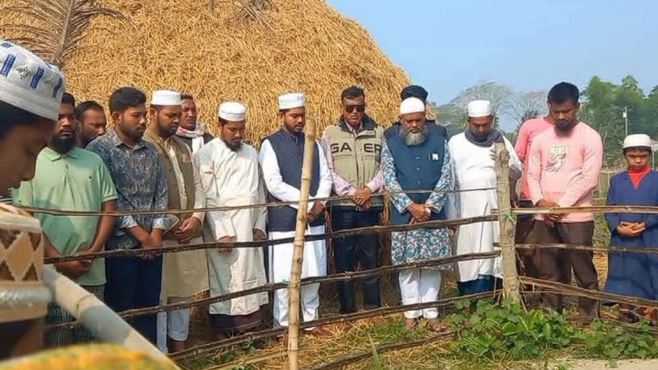 মায়ের কবর জিয়ারতের মাধ্যমে নুরের নির্বাচনী প্রচারণা শুরু