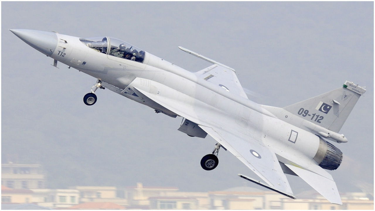বাংলাদেশের কাছে জেএফ-১৭ থান্ডার যুদ্ধবিমান বিক্রি করতে চায় পাকিস্তান